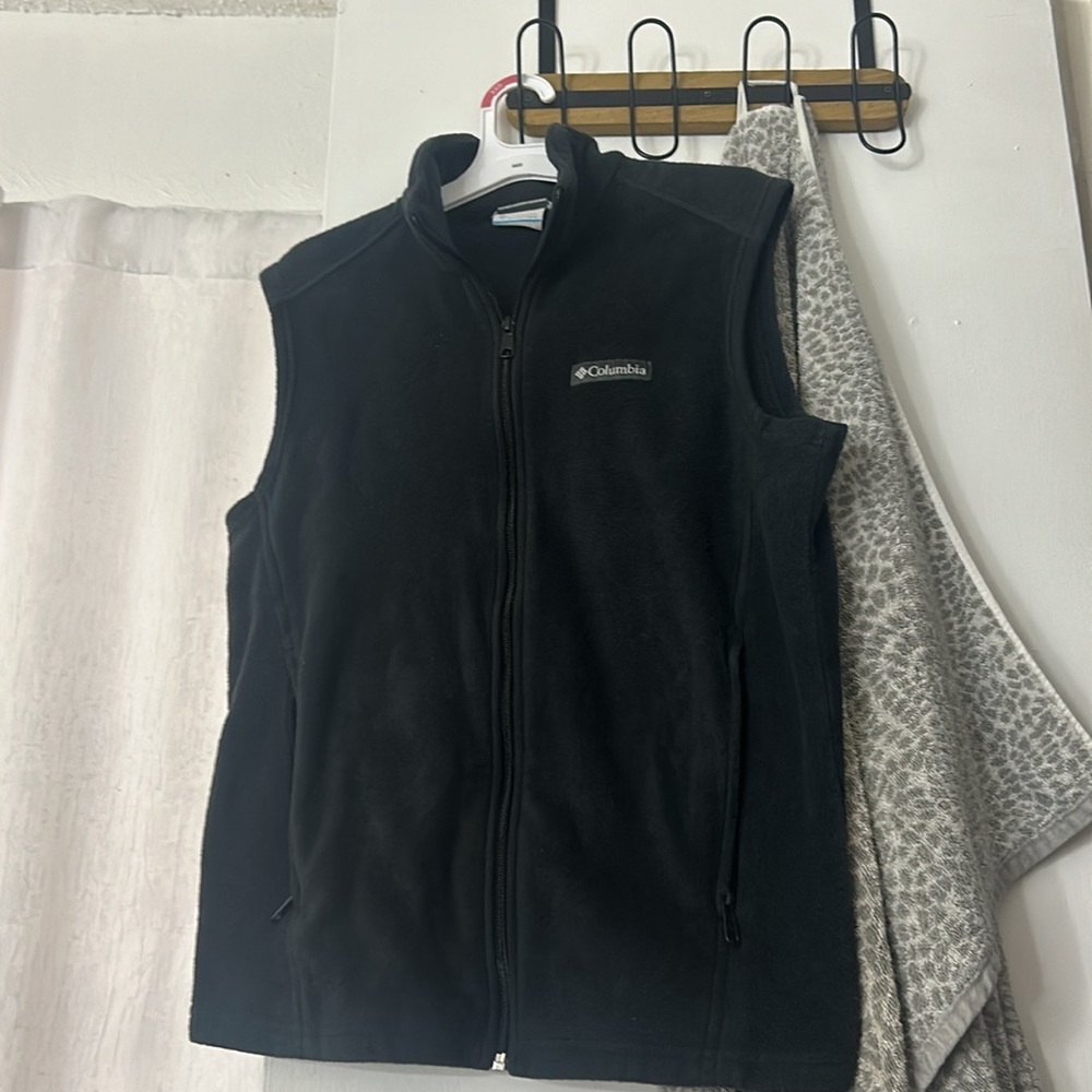 This is a Women's Benton Springs Fleece vest in size small